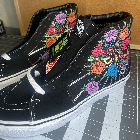 Vans sk8 hi 
DIA DE MUERTOS💀💀
GLOW IN THE DARK
BRAND NEW - Picture 5 of 16